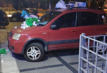 Θεσσαλονίκη: Πλήρωσε το παράνομο παρκάρισμα με… σκουπίδια (ΦΩΤΟ)