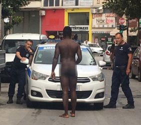 Πρωτοφανές περιστατικό στη Λάρισα: Γυμνός άνδρας προκάλεσε πανικό (ΦΩΤΟ)