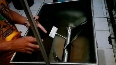 Σοκαριστικό δυστύχημα: Μηχανή μίξης κρεάτων «ρούφηξε» νεαρό εργάτη (ΒΙΝΤΕΟ)