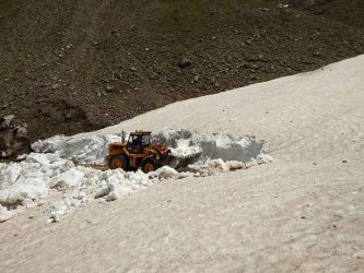 Μέσα Ιουνίου και στην Πίνδο βγήκαν τα εκχιονιστικά (ΦΩΤΟ)