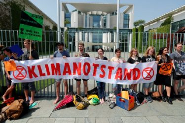 Γερμανία: Ακτιβιστές αλυσοδέθηκαν έξω από την καγκελαρία (ΦΩΤΟ)