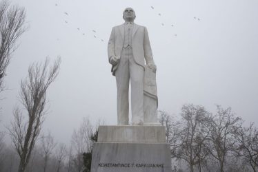 Βανδάλισαν το άγαλμα του Καραμανλή στην παραλία της Θεσσαλονίκης (ΦΩΤΟ)
