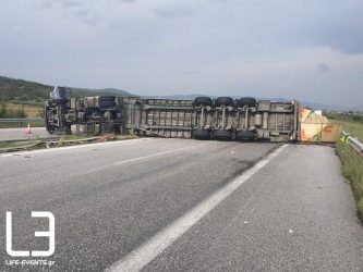 Θεσσαλονίκη: Νταλίκα “δίπλωσε” στην ΠΑΘΕ – Εκτροπή της κυκλοφορίας από την Τροχαία