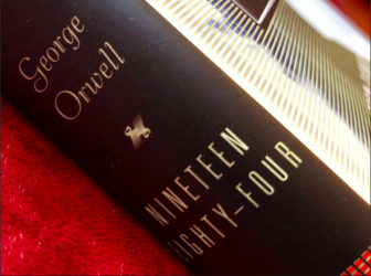 Το βιβλίο του Τζορτζ Όργουελ “1984”  συνεχίζει μετά από 70 χρόνια να είναι από τα αγαπημένα του κόσμου