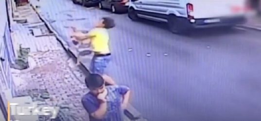Απίστευτο βίντεο: 17χρονος έπιασε παιδί που έπεσε από τον 2ο όροφο