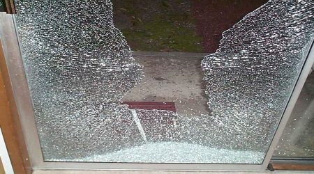 Θεσσαλονίκη: Αγνωστοι έσπασαν τζαμαρίες μαγαζιών