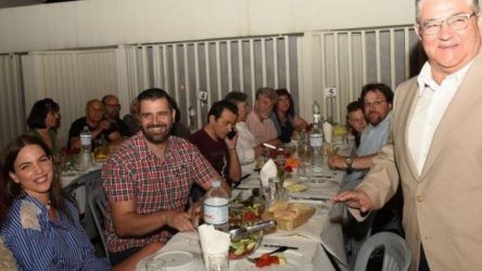 Πως βρέθηκε η Κατερίνα Στικούδη σε τραπέζι μαζί με τον Δημήτρη Κουτσούμπα του ΚΚΕ