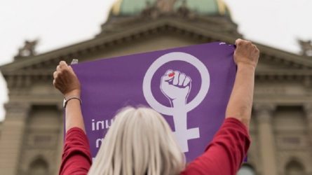 Διαδηλώσεις γυναικών στην Ελβετία με αίτημα τη μισθολογική ισότητα