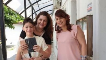 Πώς δυο γονείς κάνουν συναρπαστική τη ζωή του κωφού παιδιού τους