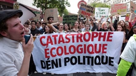 Συγκρούσεις ακτιβιστών με την αστυνομία σε γέφυρα του Παρισιού