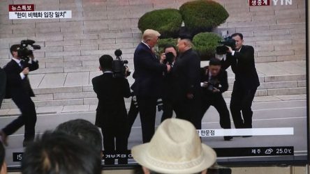 Ιστορική συνάντηση Τραμπ-Κιμ Γιουνκ Ουν στη Βόρεια Κορέα (ΒΙΝΤΕΟ)