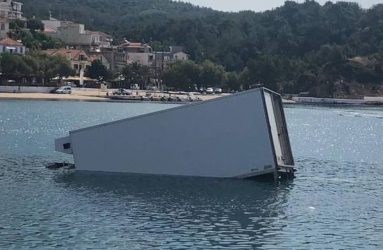 Φορτηγό έπεσε μέσα στη θάλασσα (ΒΙΝΤΕΟ)