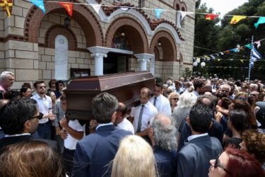Σε κλίμα συγκίνησης η εξόδιος ακολουθία του Ροβέρτου Σπυρόπουλου