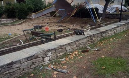Ενας νεκρός σε τροχαίο στην Κεραμωτή – ΙΧ κατέληξε σε παιδική χαρά (ΦΩΤΟ)
