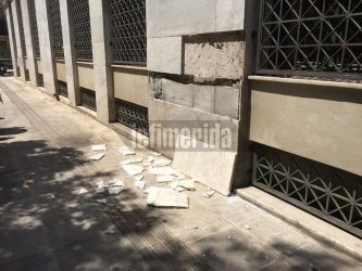 Επεσαν μάρμαρα στο δημαρχείο της Αθήνας (ΦΩΤΟ)