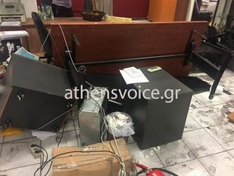 Εφοδος στην Athens Voice – Ζημίες στα γραφεία (ΒΙΝΤΕΟ)