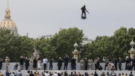 Θύμισε Iron Man – Οπλισμένο flyboard πέταξε στο Παρίσι (ΒΙΝΤΕΟ)