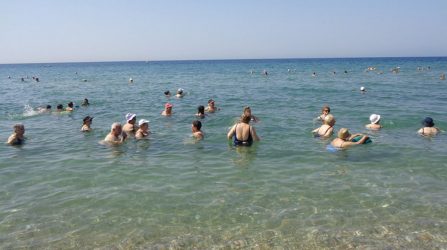 Αρχισαν τα μπάνια για τα μέλη των ΚΑΠΗ Νεάπολης-Συκεών