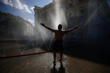 Αφόρητη η ζέστη στο Παρίσι- Ξεπέρασε τους 42 βαθμούς Κελσίου η θερμοκρασία