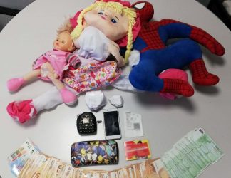 Μέλη οικογένειας μετέφεραν κοκαΐνη μέσα σε παιδικές κούκλες