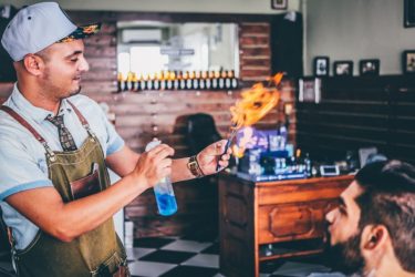 Στην Τουρκία η μεταμόσχευση μαλλιών έχει πάρει τεράστια έκταση- Όμως υπάρχει και η σκοτεινή της πλευρά