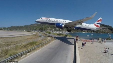 Σκιάθος: Εντυπωσιακό βίντεο με αεροπλάνο να περνά ξυστά πάνω από κεφάλια ανθρώπων