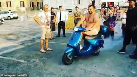 Ο Μπαλοτέλι έδωσε 2000 ευρώ σε άνδρα για να πέσει με τη βέσπα του στη θάλασσα
