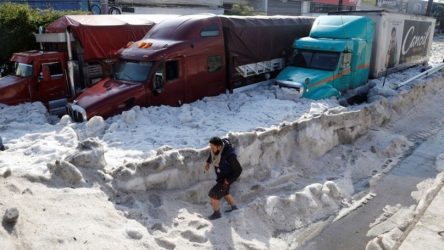Απίστευτες εικόνες: Το χαλάζι δημιούργησε στρώμα πάγου δύο μέτρων