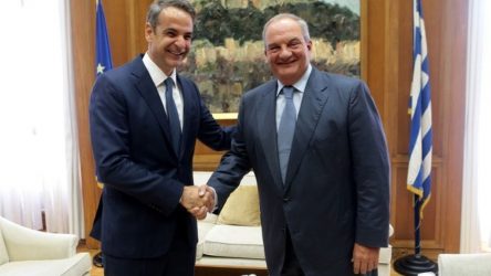 Συνάντηση Μητσοτάκη-Καραμανλή στο Μαξίμου