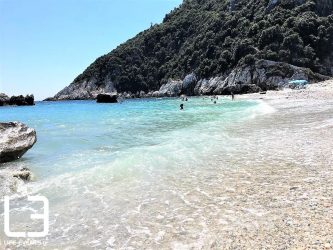 Τα ισχυρά κύματα προκάλεσαν τον τραυματισμό κολυμβήτριας στο “Παπά Νερό”