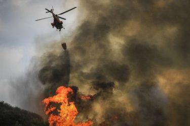 Εύβοια: Μάχη με τις φλόγες στην χαράδρα της Πλατάνας πριν πέσει η νύχτα