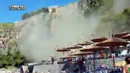 Κατέρρευσαν βράχια σε παραλία του Ναυπλίου (ΒΙΝΤΕΟ)