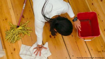 Γερμανία: 9 στις 10 καθαρίστριες εργάζονται «μαύρα»