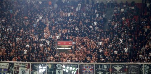 Το ρατσιστικό σχόλιο Ολλανδού δημοσιογράφου για τους οπαδούς του ΠΑΟΚ, επειδή έβγαλαν τις μπλούζες τους