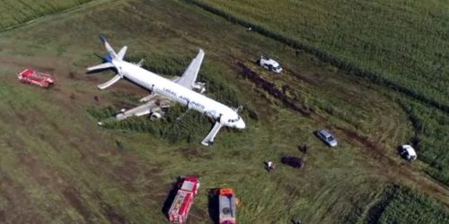 Συγκλονιστικό βίντεο με τη αναγκαστική προσγείωση αεροπλάνου στη Ρωσία