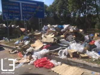 Ποτίδαια: Σκουπίδια διάσπαρτα στους δρόμους στην «καρδιά» του καλοκαιριού!
