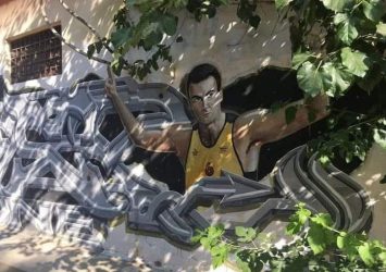 Μουτζούρες και συνθήματα σε γκράφιτι του Νίκου Γκάλη (ΦΩΤΟ)