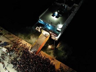Χαμός στο λιμάνι της Σαμοθράκης για να φύγουν από το νησί