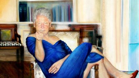 Το περίεργο πορτρέτο του Μπιλ Κλίντον με γαλάζιο φόρεμα και γόβες (ΦΩΤΟ)