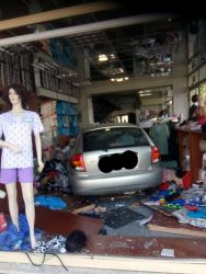 Στην Ξάνθη οδηγός αυτοκινήτου “τρύπησε” την τζαμαρία μαγαζιού