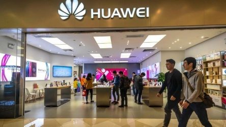 Ο Τραμπ επιμένει στο μπλοκάρισμα της Huawei από την Κίνα