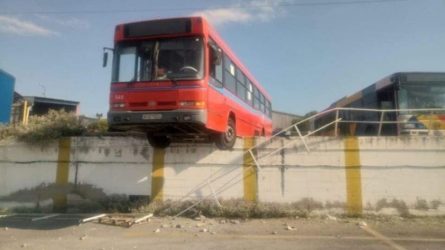 ΟΑΣΘ: Γλίστρησε λεωφορείο στο αμαξοστάσιο της Σταυρούπολης, δεν είχε φρένα!
