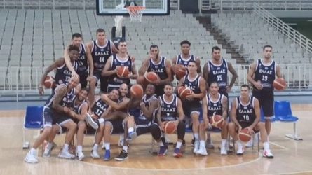 Χαλαρές στιγμές στην φωτογράφιση της «γαλανόλευκης» με φόντο την Κίνα