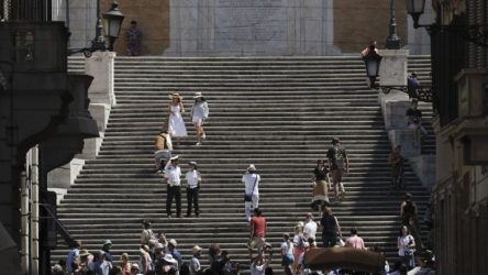 Ρώμη: Θραύσματα από αεροπλάνο έπεσαν στα κεφάλια τουριστών