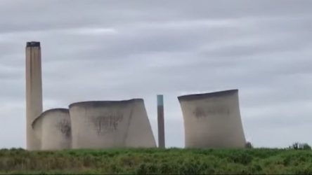 Χάος στη Βρετανία από κατεδάφιση καμινάδων, τρεις τραυματίες