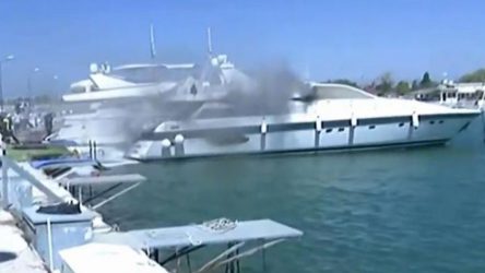 Γλυφάδα: Φωτιά εκδηλώθηκε σε μεγάλο σκάφος στη μαρίνα