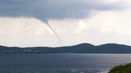 Χαλκιδική: Εντυπωσιακός υδροστρόβιλος σχηματίστηκε στον ουρανό