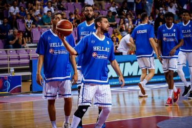 «Προβάρει» ξανά τα γαλανόλευκα και επιστρέφει ο Μάντζαρης