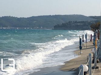 Χαλκιδική: 5χρονος παρασύρθηκε με φουσκωτό στη θάλασσα – Βούτηξε για να τον σώσει ο πατέρας του