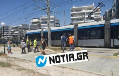 Ασύλληπτη τραγωδία – Επεσε στις ράγες του τραμ για να σώσει τη βαφτιστήρα του και σκοτώθηκε